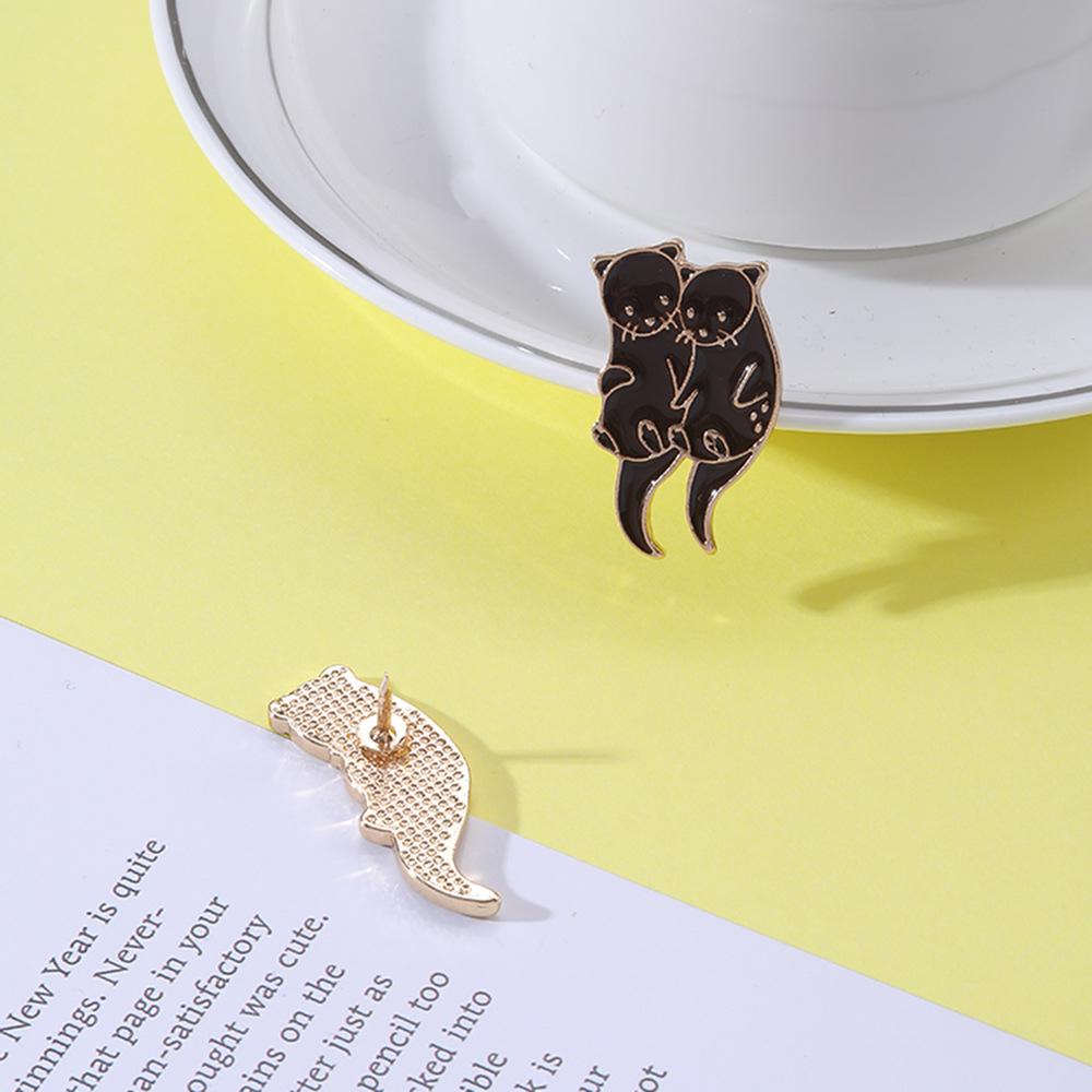 Hugging Ice Block Brooch Pin Cartoon Otters Holding Hands Badge Fashion Enamel Lapel Pins Jewelry Gift for Kids Lovely Sea Otter