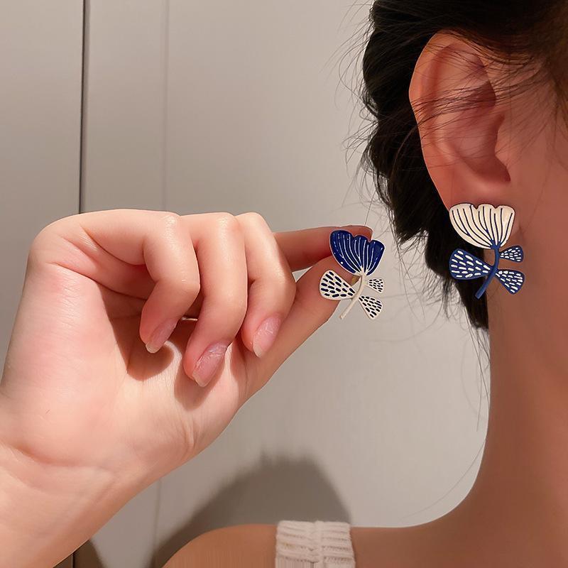 Fashionable Blue And White Asymmetrical Flower Earrings Ins With Simple And High-end Design Personalized Earring Accessories