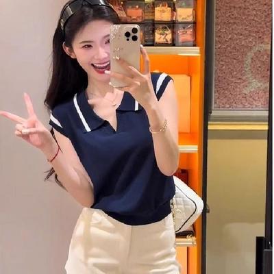 A Contrasting Color Lapel Sleeveless Knitted Sweater with A Casual Design Sense and A Slimming Look for Girls In The School Style
