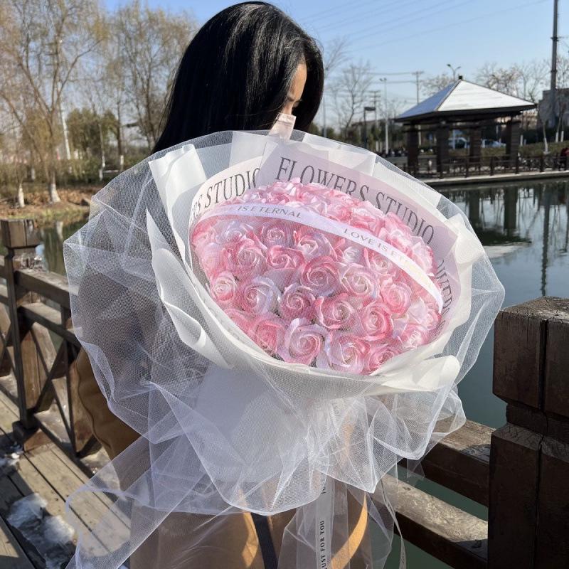 Buket lodoworóżana róża konserwowana kwiat mydlany - prezent walentynkowy dla partnera