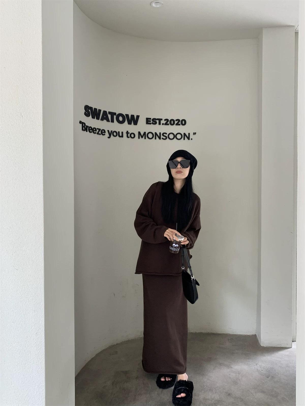 

Комплект из двух предметов в корейском стиле: вязаный свитер с круглым вырезом и миди-юбка с высокой талией для женщин, коллекция осень/зима 2025 One size fits all [80-150kg] кофейный