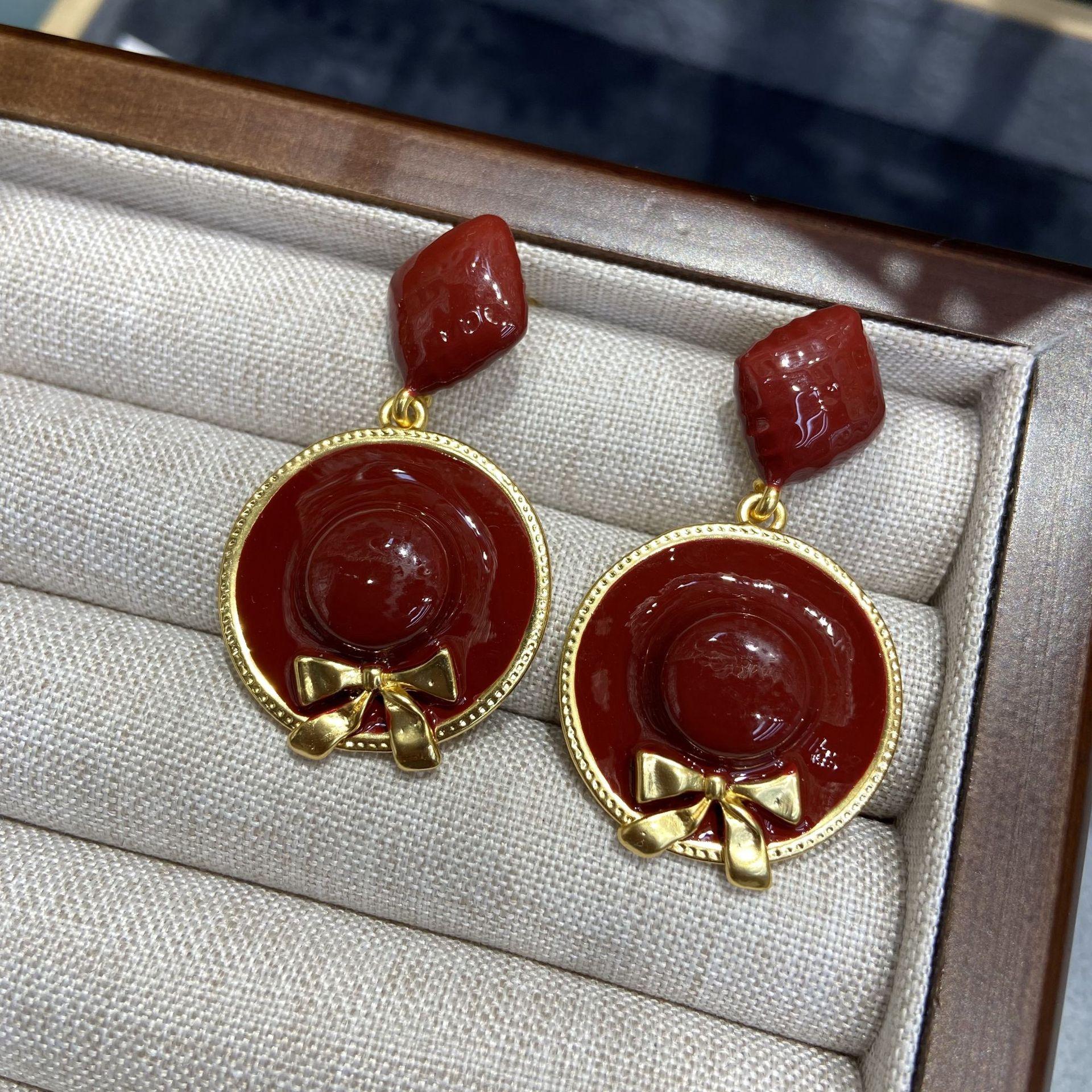 

Креативные серьги из медной позолоченной винтажной эмали с масляной отделкой, серьги-гвоздики из ангоры с красным бантом в виде соломенной шляпы