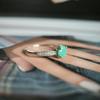 Серебряное кольцо с натуральным изумрудом 1.156ct, вес изделия 1,94 гр (2214137)