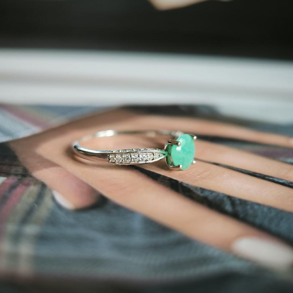 Серебряное кольцо с натуральным изумрудом 1.156ct, вес изделия 1,94 гр (2214137)