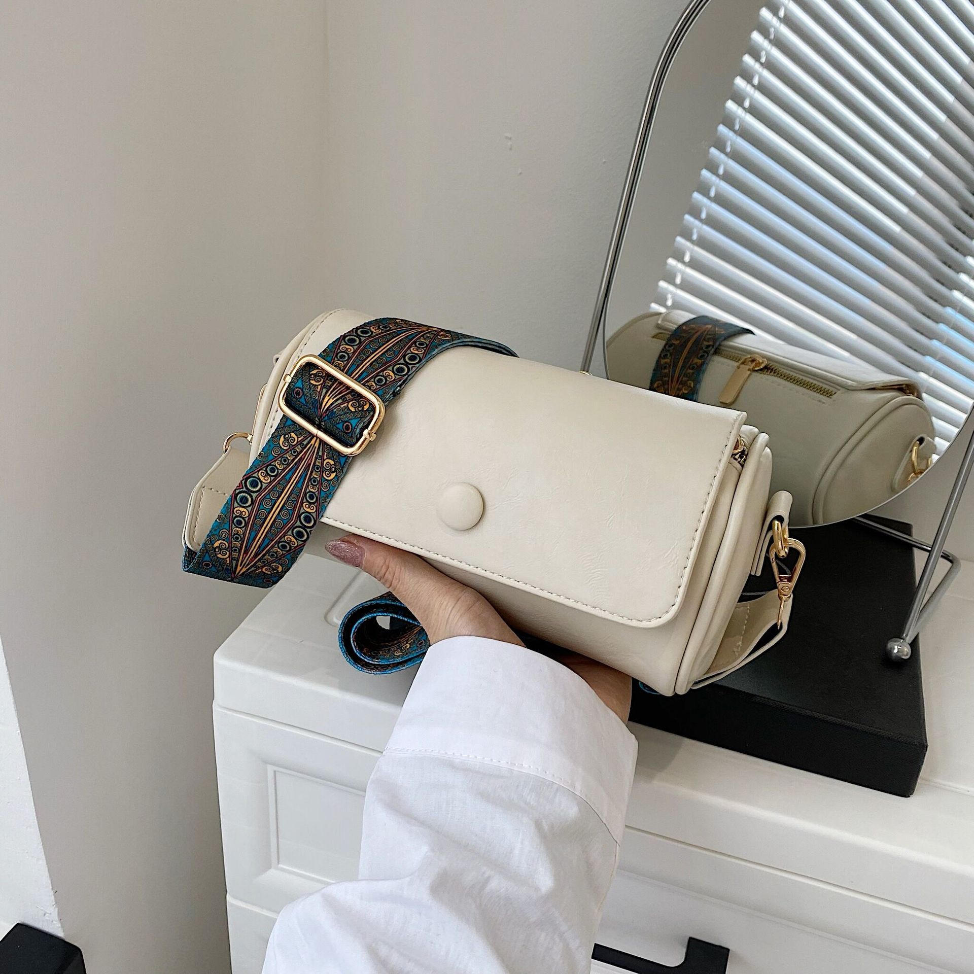 

Ретро Маленькая Сумка Женская Сумка Маленькая Толпа Новая Мода Весна Широкий Ремень Сумка Мессенджер на Одно Плечо Популярная Сумка-Цилиндр AVE 20x11x11cm бежевый