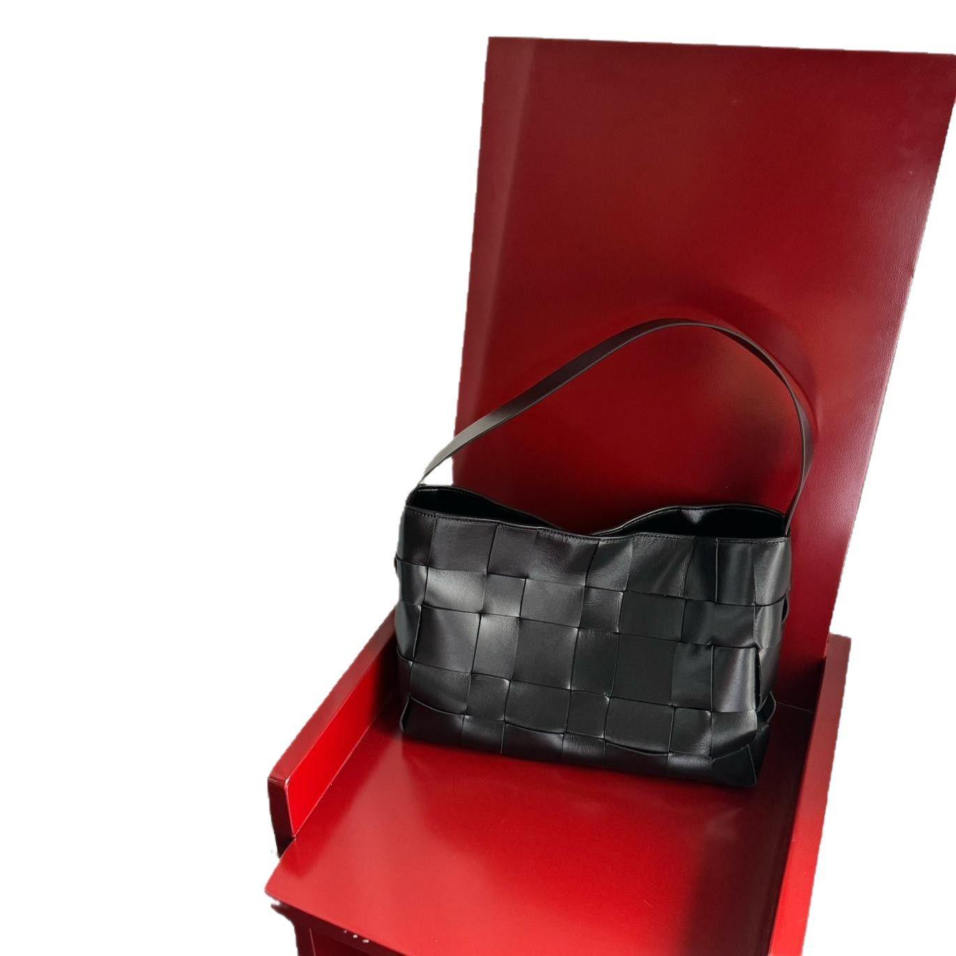 

Высококачественная плетеная кожаная сумка-тоут ручной работы: Вместительная, универсальная наплечная сумка под мышкой, стиль знаменитости 34.5 x 10.5 x 23.5 CM чёрный