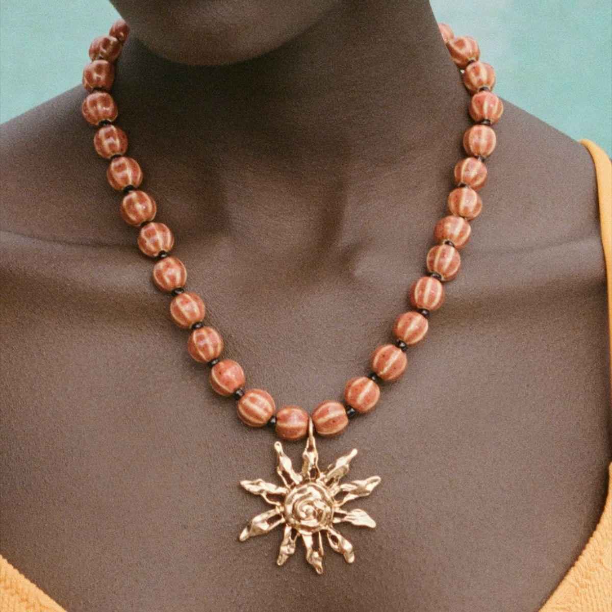 

Модне кольє для жіночих ювелірних виробів помаранчевий