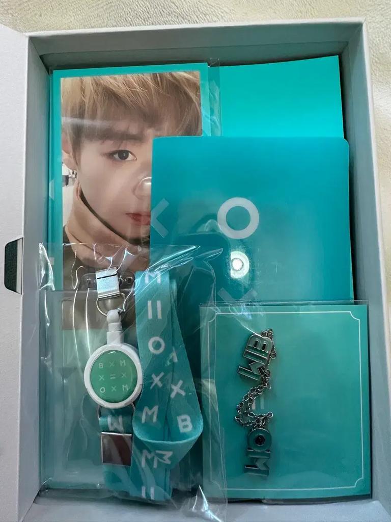 Park Ji-hoon and Bae Jin-young merchandise available at Pokka.