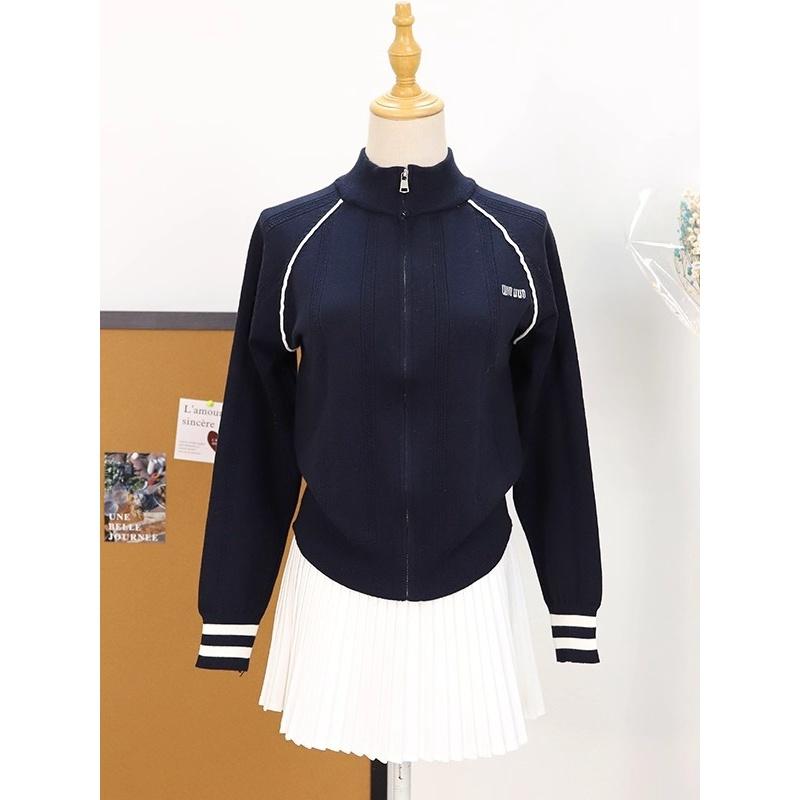 A Retro Color-blocking Stand-up Collar Zippered Knitted Cardigan for Women, A New Slim Short Top for Early Autumn