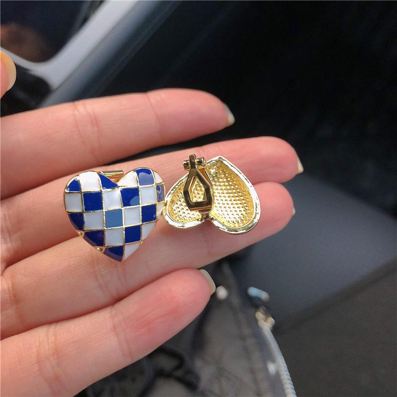 

Корейские серьги-пусеты в виде клетчатых сердечек - игла из серебра 925 пробы, дизайн в холодном стиле для женщин