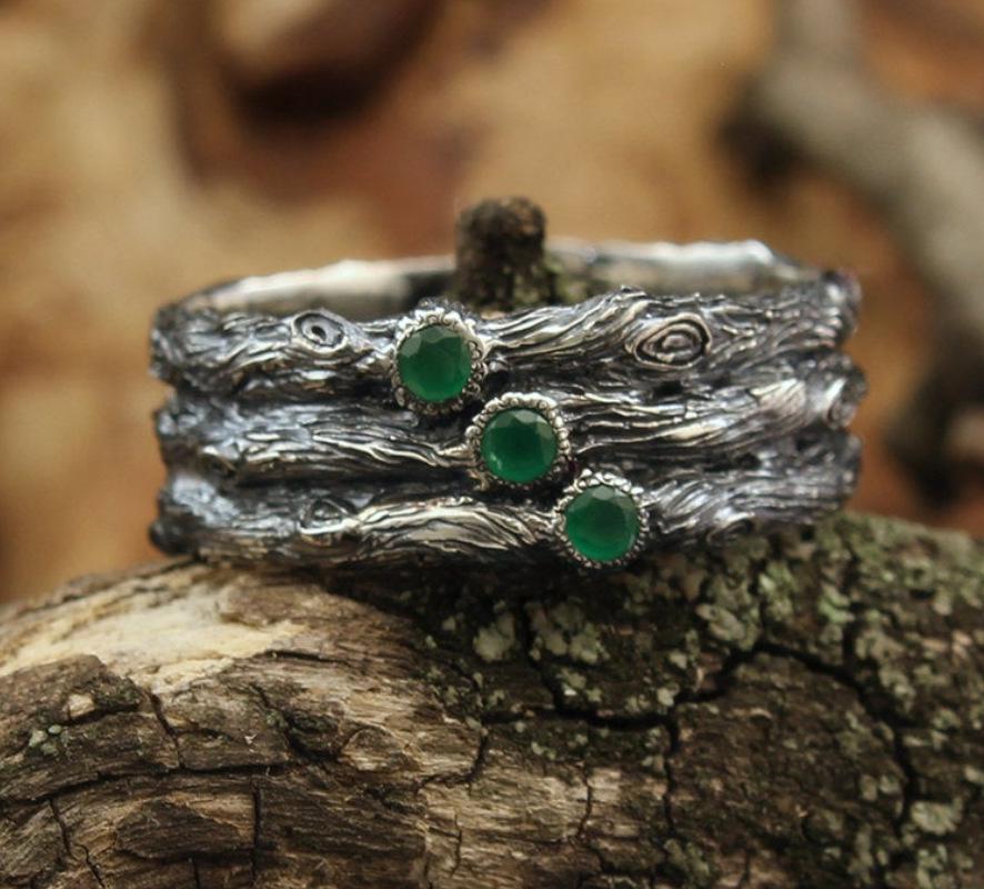 Hecheng Retro Black-Gold Ring with Inlaid Green Diamond and Silver Branch Design