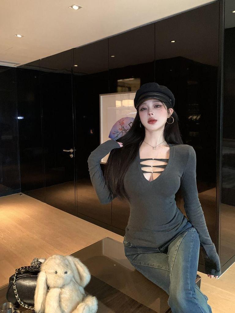 V-Neck Long-Sleeved Base Layer: Slim-Fit, Sexy, Hot Girl Style for Autumn/Winter; Pure and Desirable Temperament.