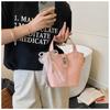Nischendesign einfache und modische tragbare Bucket Bag Damen Sommer neue gewebte Schulter-Umhängetasche