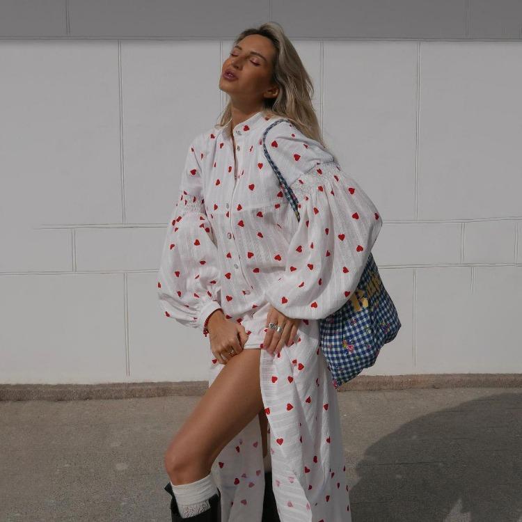 Dámské šaty s vysokým pasem, stojáčkem, dlouhým rukávem, ke kotníkům, slipové šaty s potiskem srdíček, elegantní móda