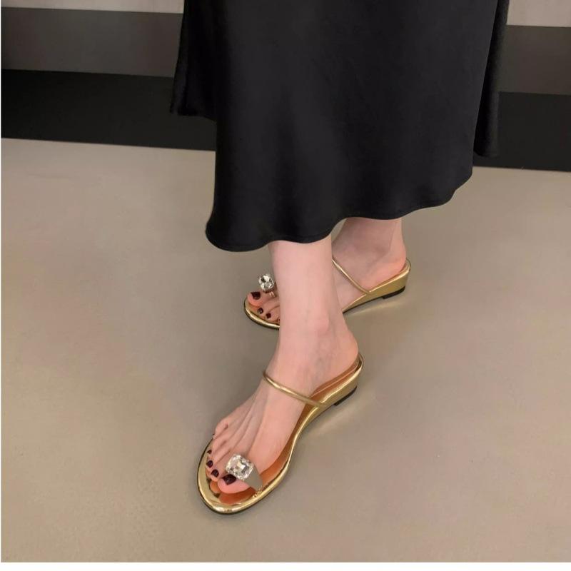 

French slope heel pigeon egg cover toe cool slippers women s 2025 summer shoes outer wear temperament with skirt rhinestone sandals 39 золотой