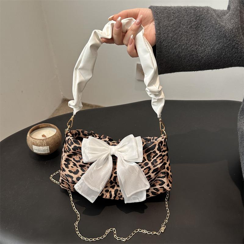 

Французский популярный леопардовый принт с бантом, зарубежный стиль ретро сумка подмышку, женский нишевый дизайн, сумка на плечо с продвинутой текстурой белый