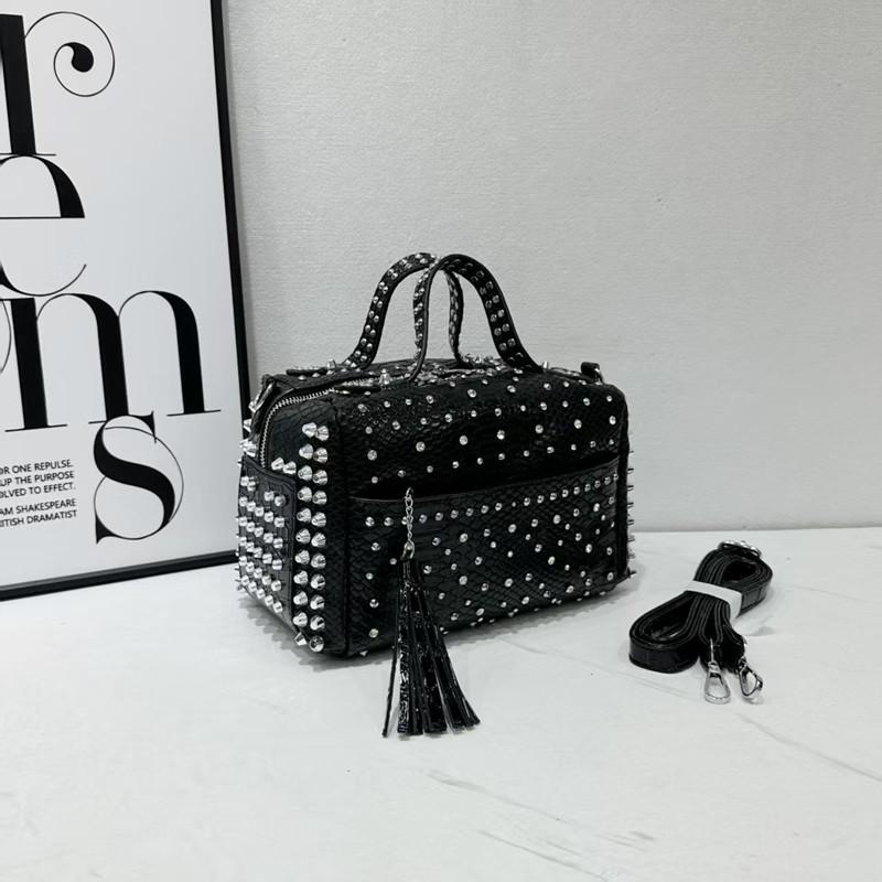 

2025 Luxury Designer New Fashion Women Rivet Diamond Handbags Large Capacity Travel Tote Bag Punk Style Shoulder Bag чёрный