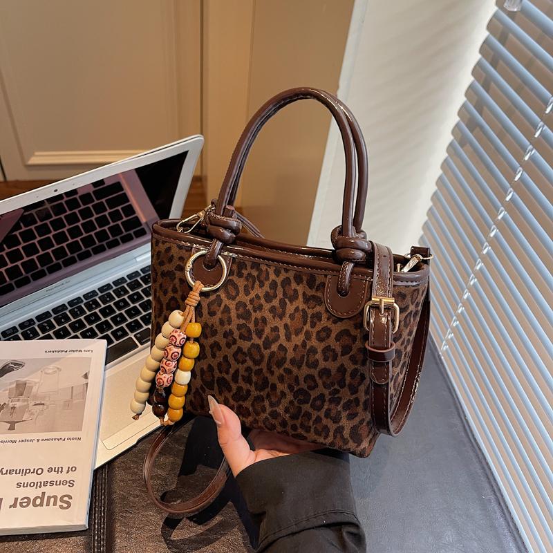 Fashionable Leopard Shoulder Bag Crossbody Handbag Matte Single Strap Handbag Versatile Design for Young Adults