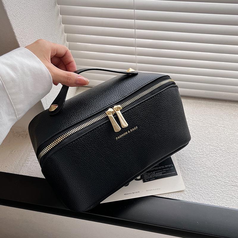

Cosmetic Bag New Pillow Cosmetic Bag High Value Large Capacity Leather Toilet Bag Travel Cosmetics Storage 2026 25*11*13CM чёрный