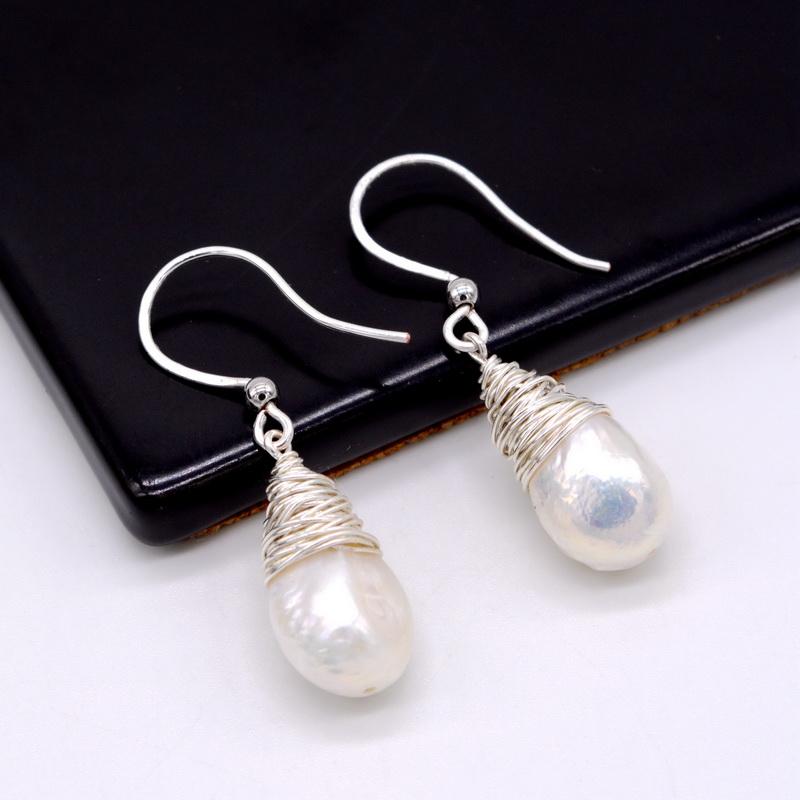 Malé ručně vyráběné náušnice Bílé přírodní barokní perlové náušnice Stříbrná nit Ruční výroba Jedinečné stříbrné náušnice Dámské náušnice