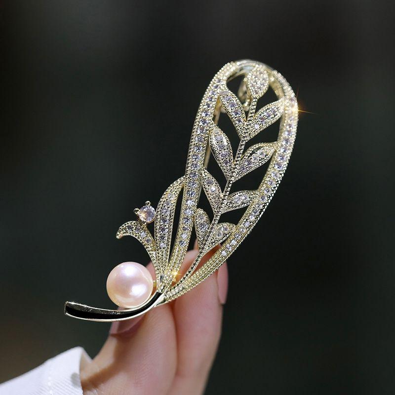 Chic Butterfly Brooch for Women - High-End Fashion Corsage