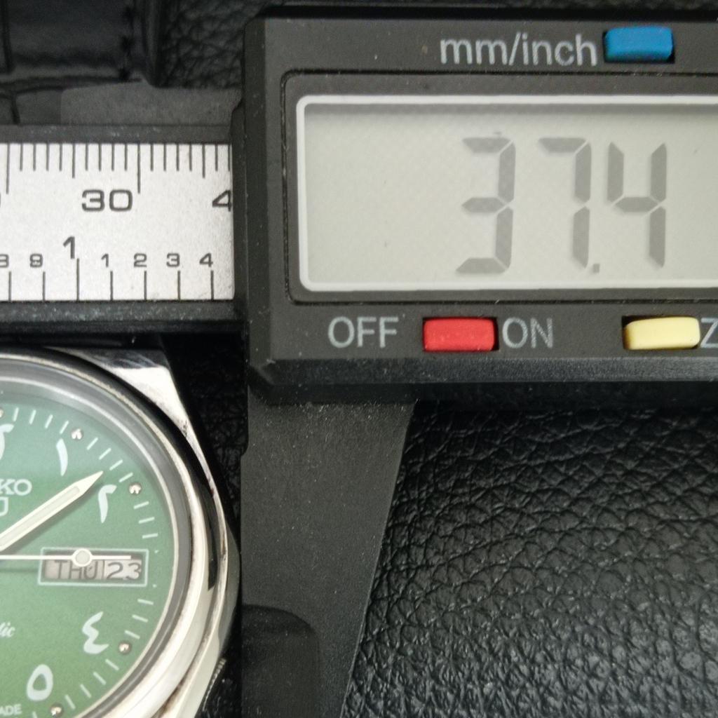 VINTAGE SEIKO 5 AUTOMATIC JAPAN MENS GREEN COLOR DIAL WATCH a708771-1