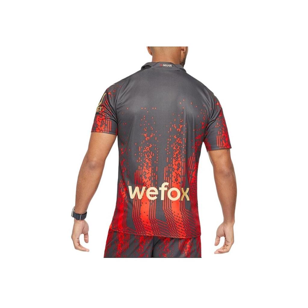 Puma ACM X Koche Co-Branded Pánský fotbalový dres s pruhovaným logem s výšivkou s krátkým rukávem Fanouškovská edice Sezóna 22-23 Pánské topy Plamenně červená Černá 77336201