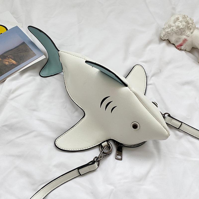 

2025 Новая женская сумка через плечо в японском стиле с милой куклой-акулой Свежая и очаровательная сумка через плечо с изображением животных Сумка с цветными блоками в виде мультфильма 33*9*13.5cm белый