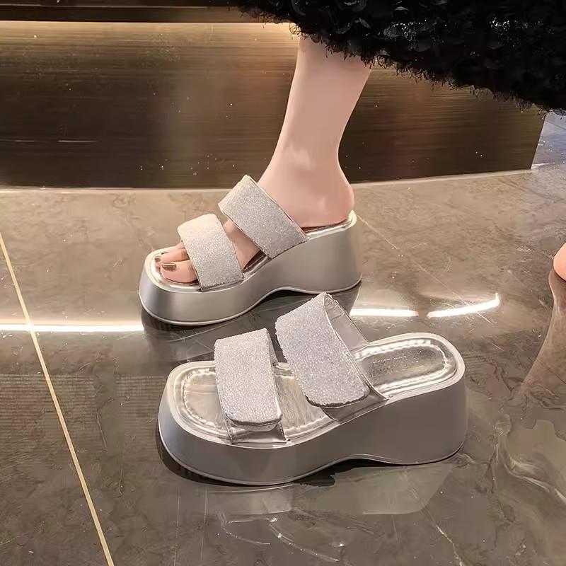 

Модные летние женские тапочки 2024 года, новые универсальные, с толстой подошвой, противоскользящие, удобные, с блестками, на каблуках 8 см, домашние, пляжные тапочки 39