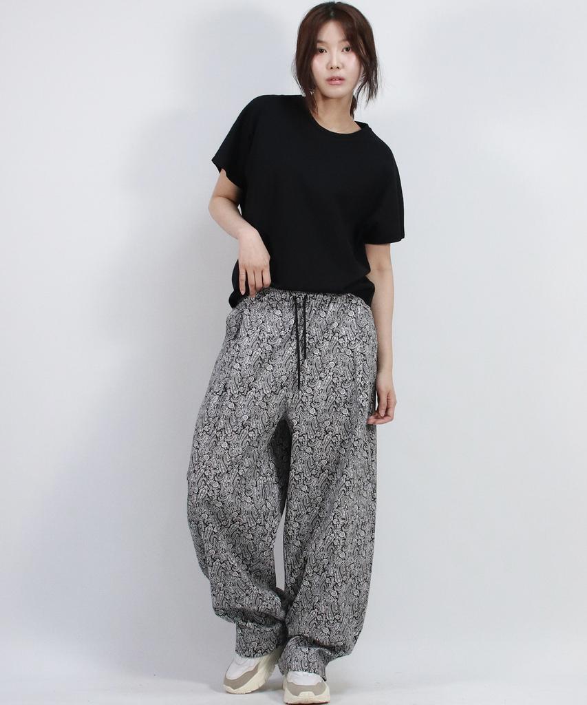 Deumakeu Paisley Side One Tuck Curved Wide Pants Black