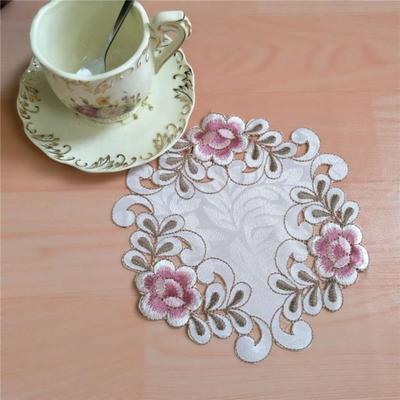 Rechteckiges, besticktes, handwerkliches Spitzenstoff-Rosenblumenmuster, hohles Tassenpolster, Deckchen, Tischset-Untersetzer