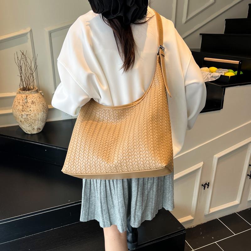 Feeling woven bag women's atmosphere versatile shoulder bag niche underarm bag texture portable commuter bag