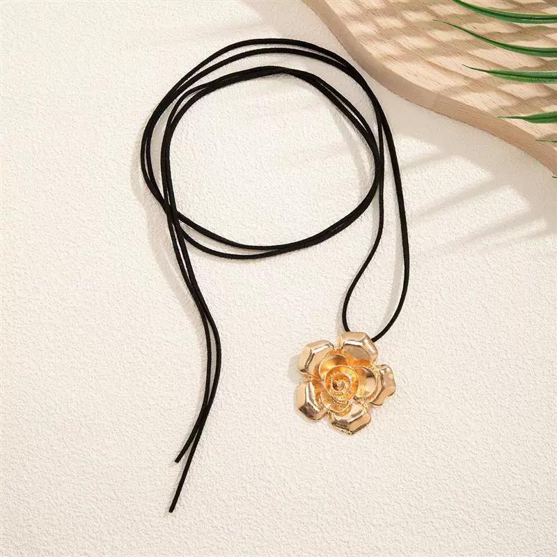 Ethnic style retro flower necklace female niche versatile flannel flower collar necklace