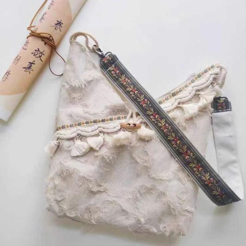 Autumn new retro literary and artistic vacation wind ear tassel daily light cloth bag versatile large capacity shoulder messenger bag