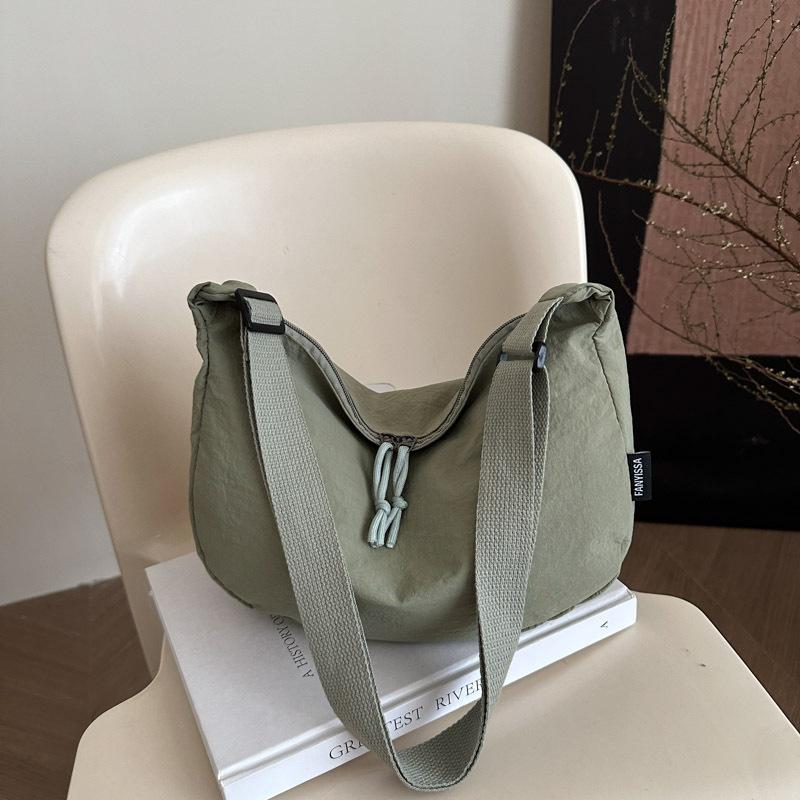 Simple literary dumpling bag women 2025 new niche casual shoulder bag light bag solid color fashion messenger bag