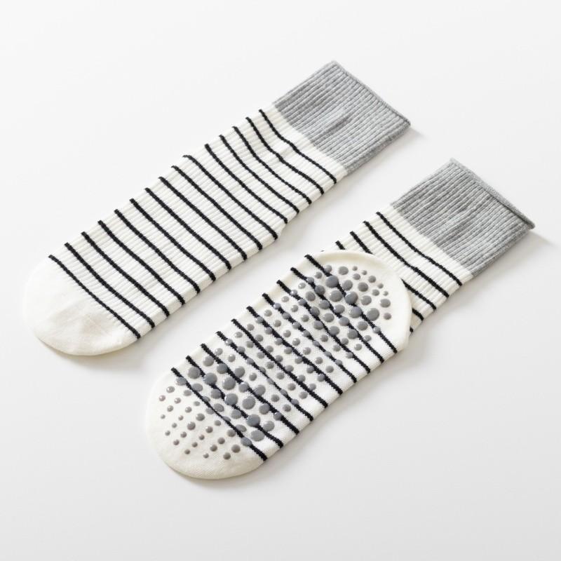 Women s Color Blocked Striped Anti Slip Middle Cylinder Yoga Socks Comfortable Sweat Absorbing Anti Slip Yoga And Pilates Socks серый