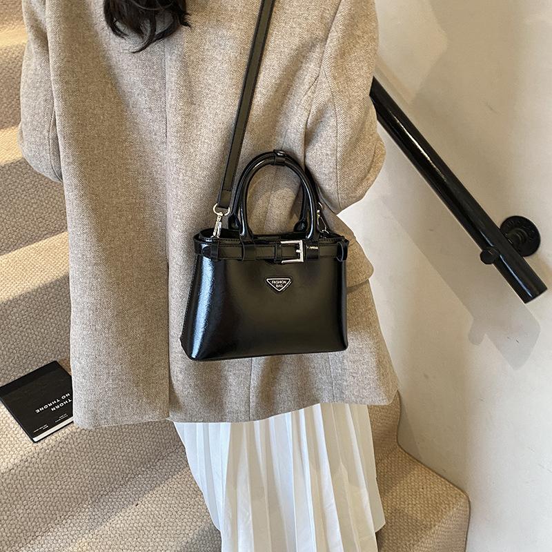 

В этом году популярна вместительная женская сумка через плечо 2024 года, а также небольшая квадратная сумка. 23*9*16.5 чёрный