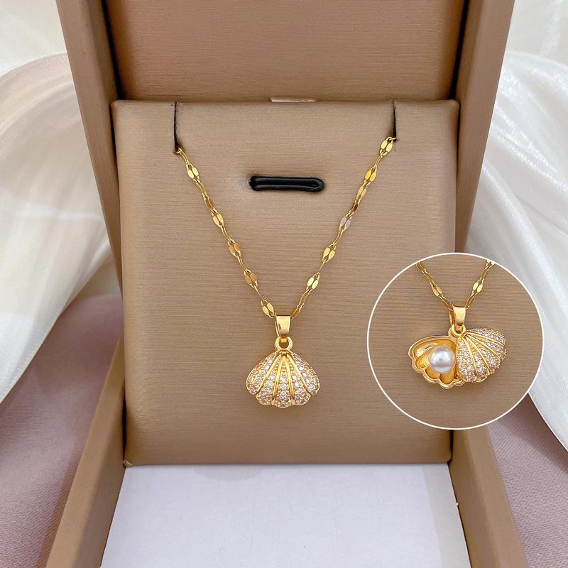 **Lively Women's Necklace: Titanium Steel & Gold-Plated Copper Clavicle Chain**
