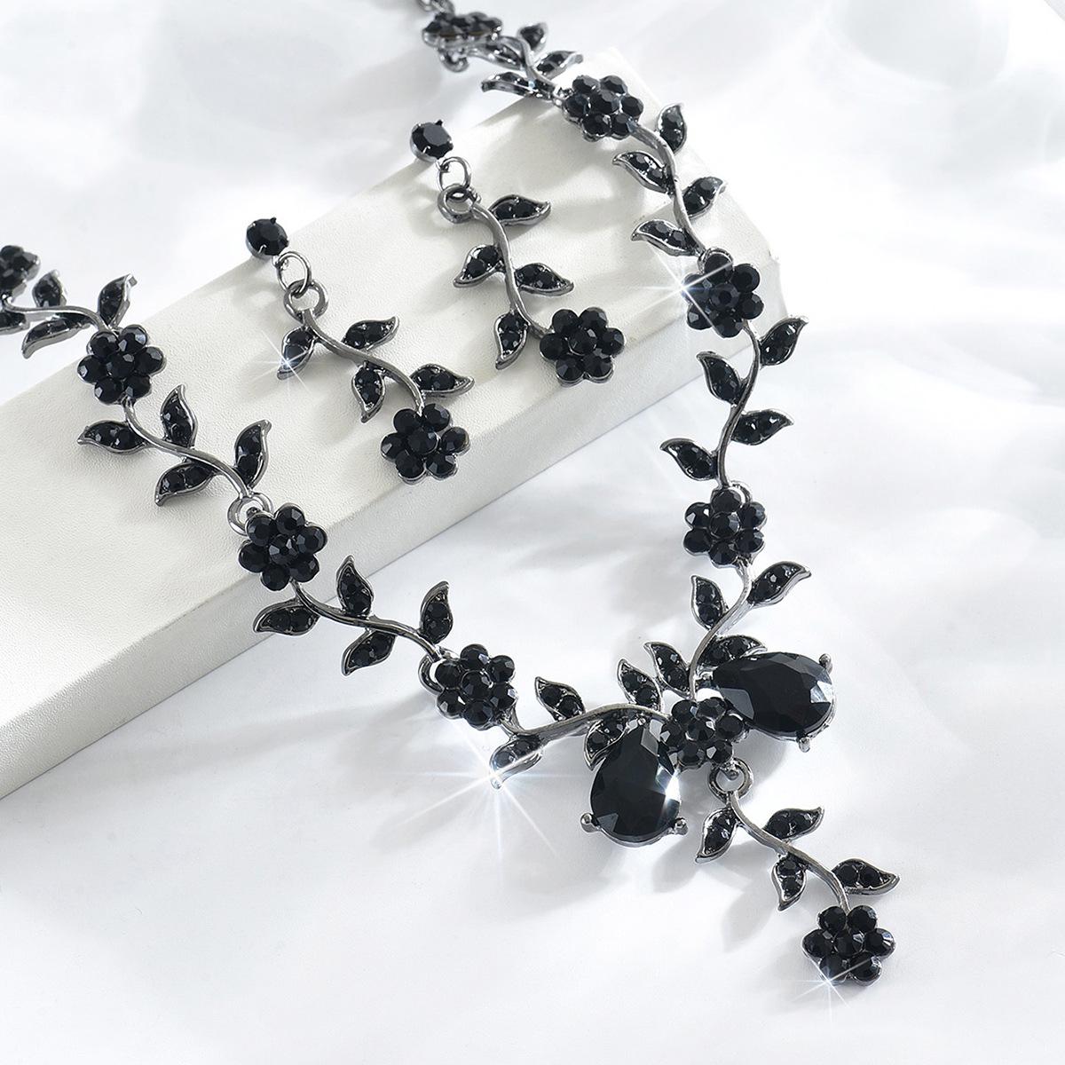 

Свадебный ювелирный набор из сплава со стразами: Ожерелье и серьги в различных стилях