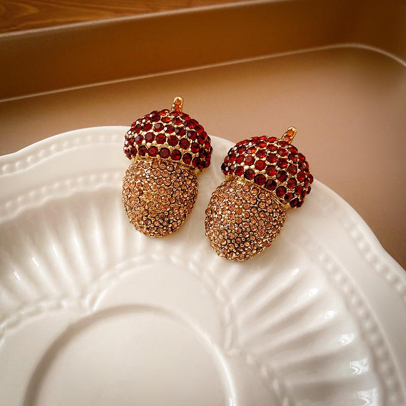 

Medieval Style Rhinestone Pinecon Buckle Necklace for Women Design Clavicle Crystal Necklaces Light Luxury Party Zircon