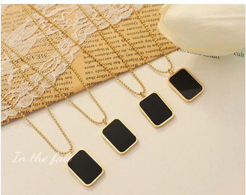 European Retro Black Shell Pendant Necklace, 18K Gold-Plated Titanium Steel Clavicle Chain (P528)