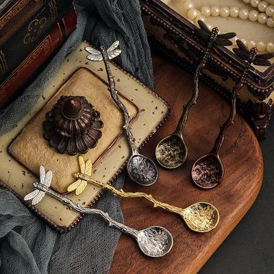 Cucchiaino da caffè e dessert in stile palazzo retrò libellula