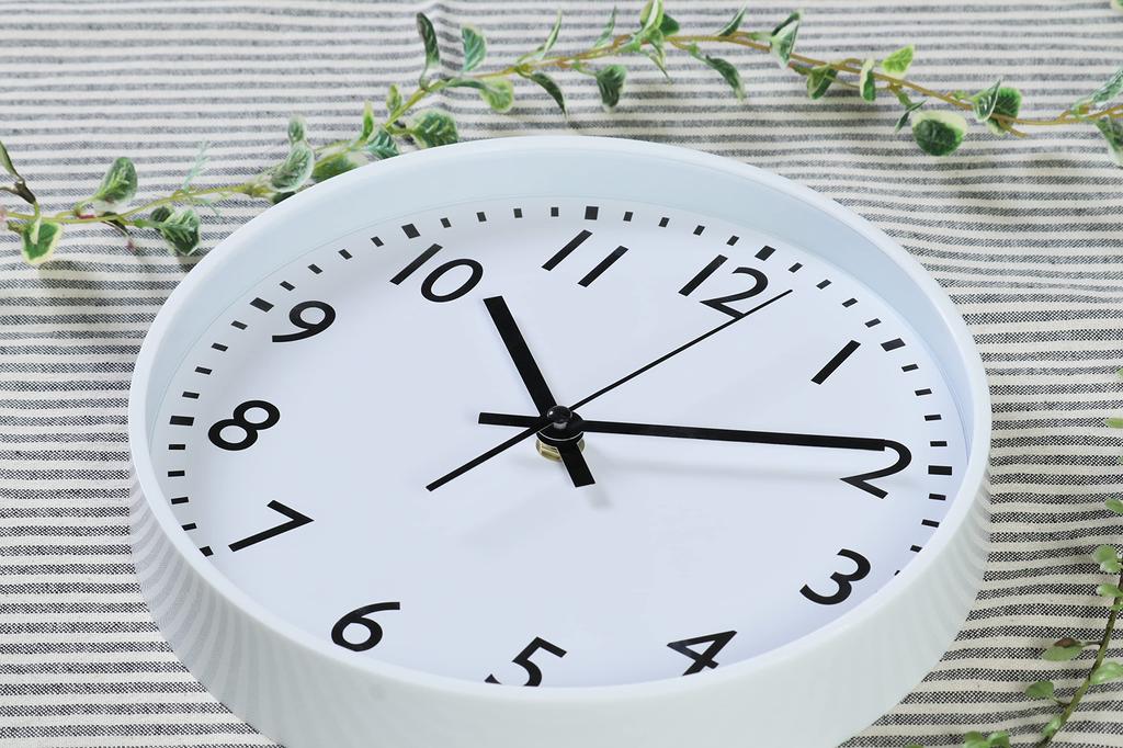 Fujiboeki Wanduhr Breite 25 x Tiefe 4 x Höhe 25 cm Weiß Leise Durchgehender Sekundenzeiger Einfach 37859 Klein