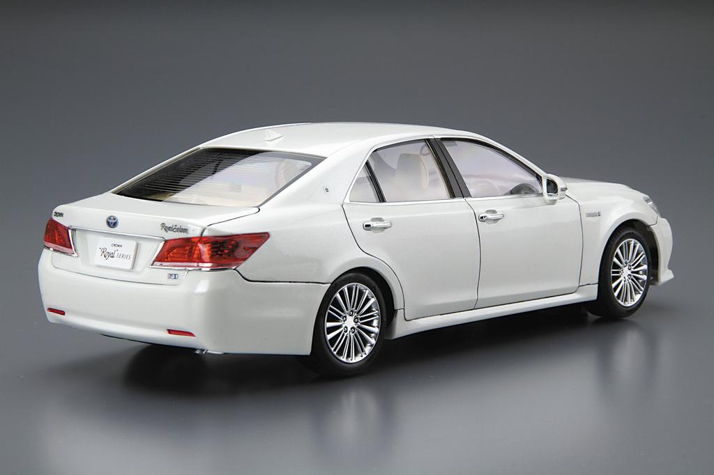 Aoshima Bunka Kyozai Scale Model Series SP Toyota Crown Royal Saloon G 2015 White Pearl Crystal Shine Plastic Model 1/24 Pre-Painted GRS210/AWS210