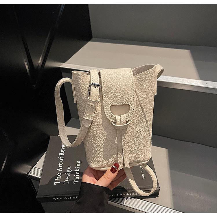 Niche design texture women 2025 new fashion versatile retro shoulder messenger bag high sense