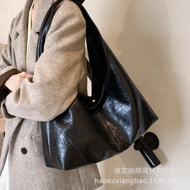 Retro commuter large-capacity bag women's 2025 new textured soft leather shoulder underarm bag simple and versatile tote bag
