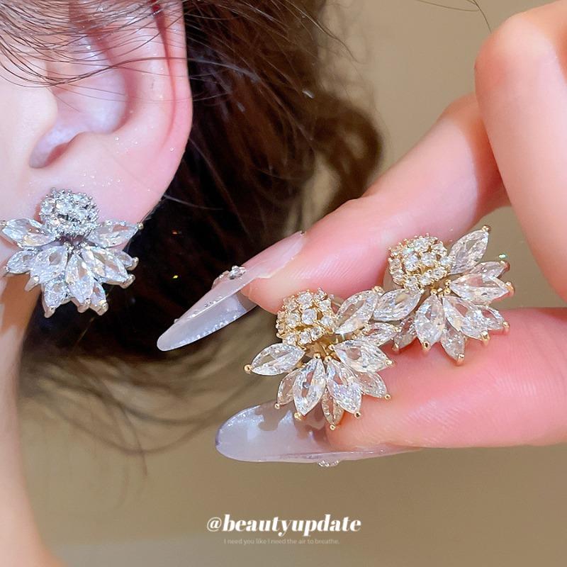 The Icing On the Cake~ Shining Zircon Flower Ear Clips for Women Without Earholes Korean Exquisite Earrings Light Luxury High-end Earrings