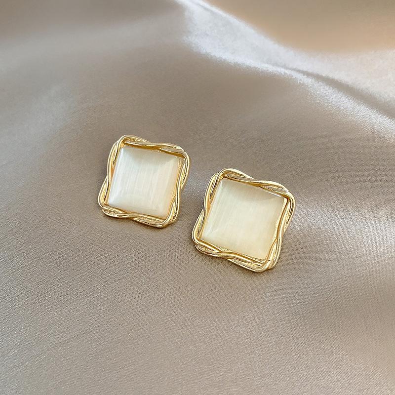 Nouvelles Boucles d'Oreilles Carrées Beige à Clous pour Femmes Mode Coréenne Filles Douces Texture Gelée Design Unique Accessoires d'Oreilles Féminins 2026 nouveau
