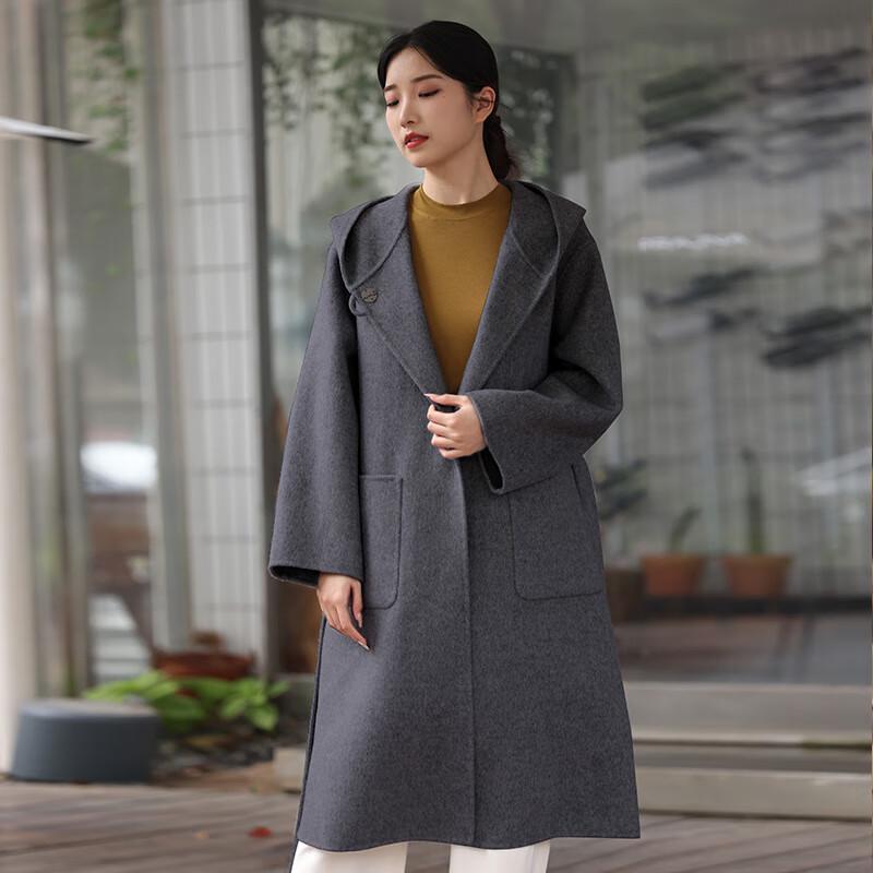 

Женское двустороннее шерстяное пальто с капюшоном и пуговицами-клевантами M