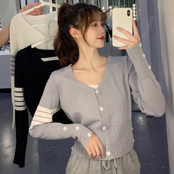 

Осень 2023 Корейский стиль Приталенный Полосатый Трикотажный Топ с V-образным вырезом и длинными рукавами One Size серый